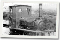 Diolch i Llifon Hughes o Dalsarn am gael benthyg y llun hwn. Roedd ganddo ddiddordeb mawr yn yr hanes am mai ei daid Richard Hughes, Brynffynnon, Cilgwyn sy'n gyrru'r Dorothea yn y llun. Roedd ef yn beirniannydd a gyrrwr yn y chwarel.