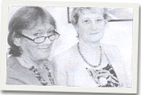 Sue Bellringer, cynorthwywr a Sheila Jones,llyfrgellydd