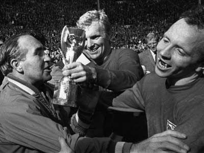 Nobby Stiles yn dathlu buddugoliaeth Lloegr yng Nghwpan y Byd