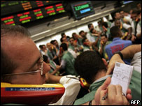 Operador ao telefone durante pregão da BM&amp;F