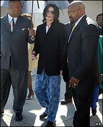 مايکل جکسون در محوطه دادگاه