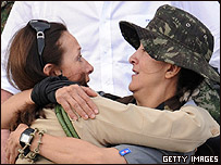 Ingrid Betancourt (D) e sua mãe, Yolanda Pucecio (E)