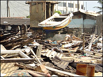 तूफ़ान से नष्ट हुई नावें