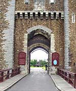 Prif borth Castell Caerdydd