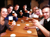 Alemães tomam cerveja