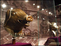 Một trong hai cổ vật bằng đồng được trưng bày tại Paris