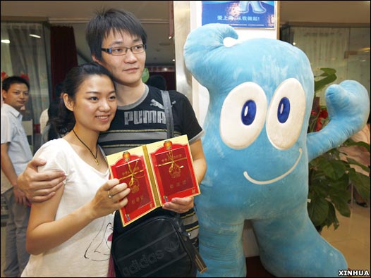 上海一对新人与世博会吉祥物海宝合影留念(新华社图片9/9/2009)