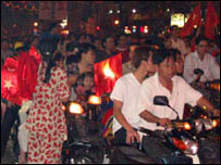 Dân chúng đi chơi SEA Games đầy đường (ảnh của Tâm Nguyễn)