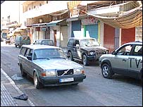 Carro do Hezbollah patrulha rua em Ballbek