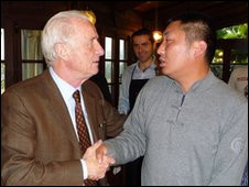 阿戴与意大利传奇球星特拉帕托尼握手