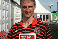 Steven Jones ar faes yr Eisteddfod gyda'i lyfr, Pêl-droedwyr Sir y Fflint: cliciwch i'w glywed yn siarad