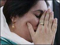 بینظیر بھٹو دبئی سے پاکستان کے لیے جاتے ہوئے آبدیدہ ہو گئیں