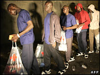 Imigrantes subsarianos chegam a Marrocos a caminho da Europa