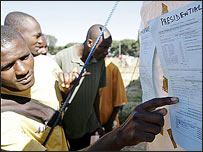 Eleitores olham resultados eleitorais no Zimbábue