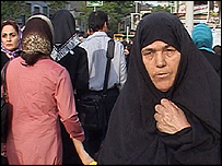 طاهره خانم، زن شصت ساله ای که تنها نان آور خانه است