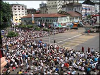 Dân chúng vây quanh đền Shwe Dagon