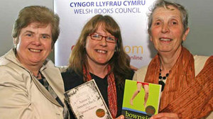 LLeucu Roberts, canol, yn derbyn Gwobr Tir naNog yn Eisteddfod Genedlaethol yr Urdd 2009