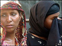 ڈاکہ کے ایک ہسپتال کے باہر دھماکوں میں ہلاک یا زخمی ہو جانے والوں کے لواحقین