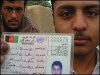 پاکستان میں قائم پولنگ اسٹشنوں کے باہر قطاریں