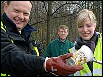 Mark Murphy and Emily Anderson collect litter