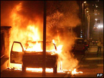 Carro em chamas em Paris