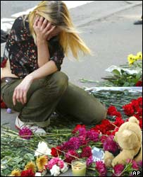 Một phụ nữ đang than khóc cho các nạn nhân Beslan