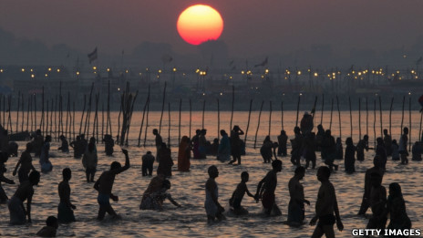 印度安拉阿巴德印度教信众趁大壶节在恒河中沐浴（9/2/2013）