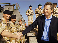 Tony Blair visita tropas britânicas no Iraque