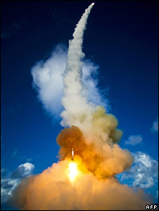 شلیک دو موشک رهیاب آمریکایی از نوع اس ام دو 