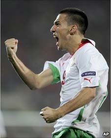 Popov yn dathlu ei gôl