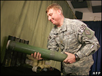 یک مقام ارتش آمریکا گلوله های 107 میلیمتری راکت را که می گوید ساخت ایران است نشان می دهد