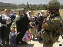 Palestinos checados pelo exército de Israel