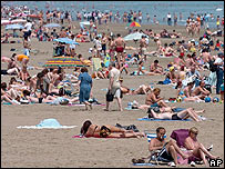 Praia lotada em Valencia, Espanha