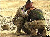 Soldado americano consola amigo após ataque no Iraque