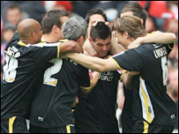 Caerdydd yn dathlu gôl Joe Ledley