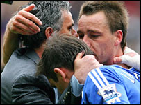 Jose Mourinho an ủi các cầu thủ