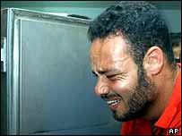 Muž truchlící nad tělem jedné z obětí útoku