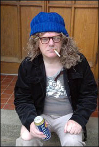 Reverendo Derek Rigby com sua vestimenta religiosa e disfarçado de mendigo. Foto: Cortesia BBC Wales