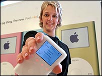 Vendedora da Apple mostra um iPod