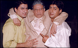Annu Kapoor (middle)