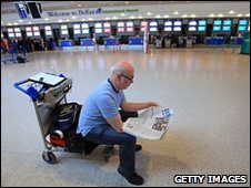 Pasajero en espera en aeropuerto