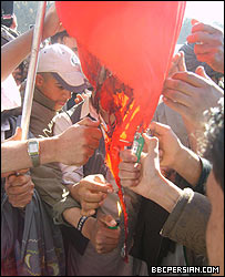 تظاهر کنندگان در هرات، در حال آتش زدن پرچم دانمارک