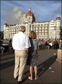 تاج کے باہر موجود غیرملکی