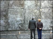 ادای احترام رئیس جمهور فعلی شیلی به بنای یادبود قربانیان حکومت پینوشه