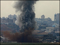 Khói đen bốc lên ở khu vực Gaza