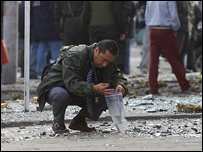 Perito examina restos de bomba
