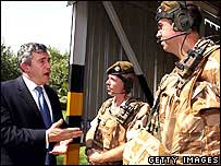 O primeiro-ministro da Grã-Bretanha, Gordon Brown, e soldados britânicos no Iraque
