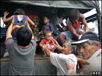 Người dân Binitayan, Philippines, ngày 22 tháng 11