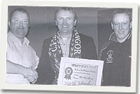 Aled Jones yn derbyn tystysgrif