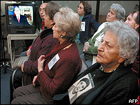 Familiares de desaparecidos escutam discurso do presidente Lagos